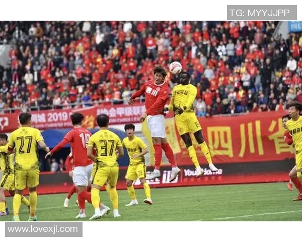 南京足球队配合引发热议球迷对战术选择和球员默契提出质疑