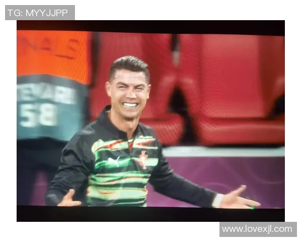 足球明星惊喜现身演唱会引发粉丝狂欢现场气氛热烈不已